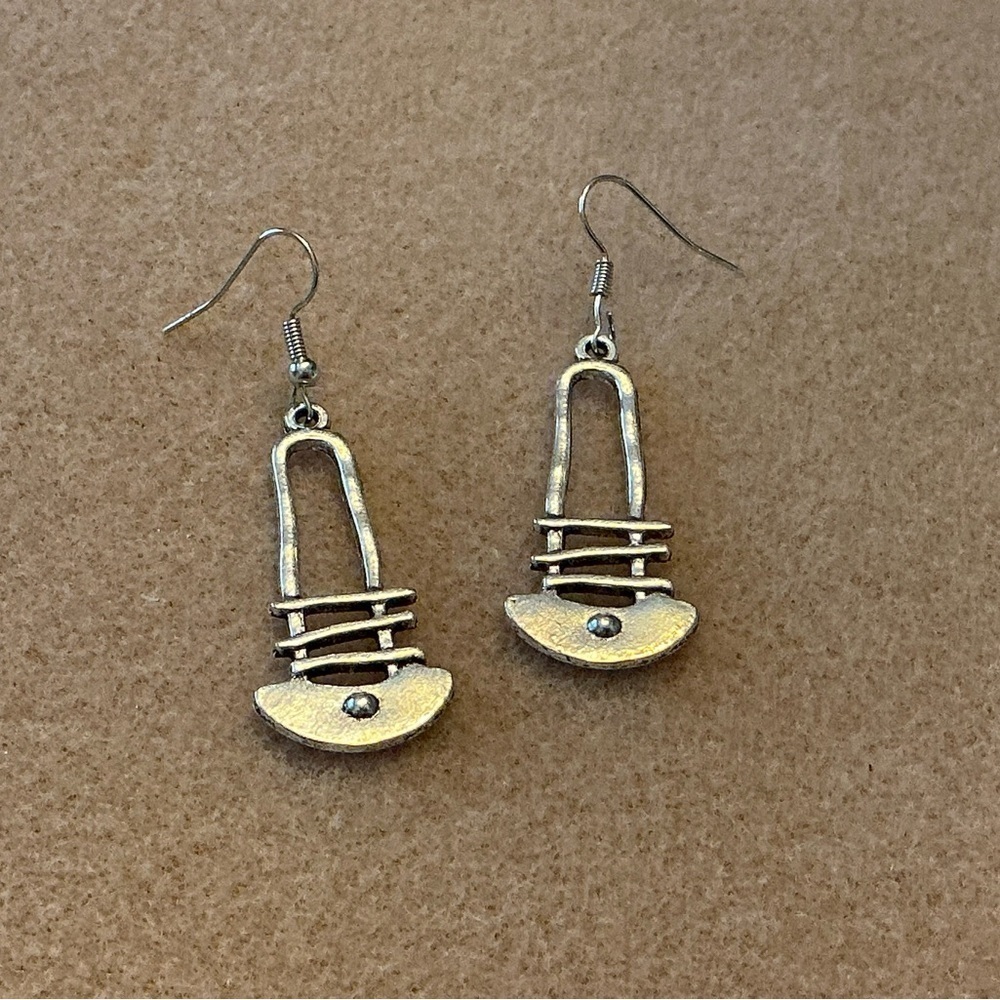 Beautiful pair of Earrings 1 1/2” Brand New!